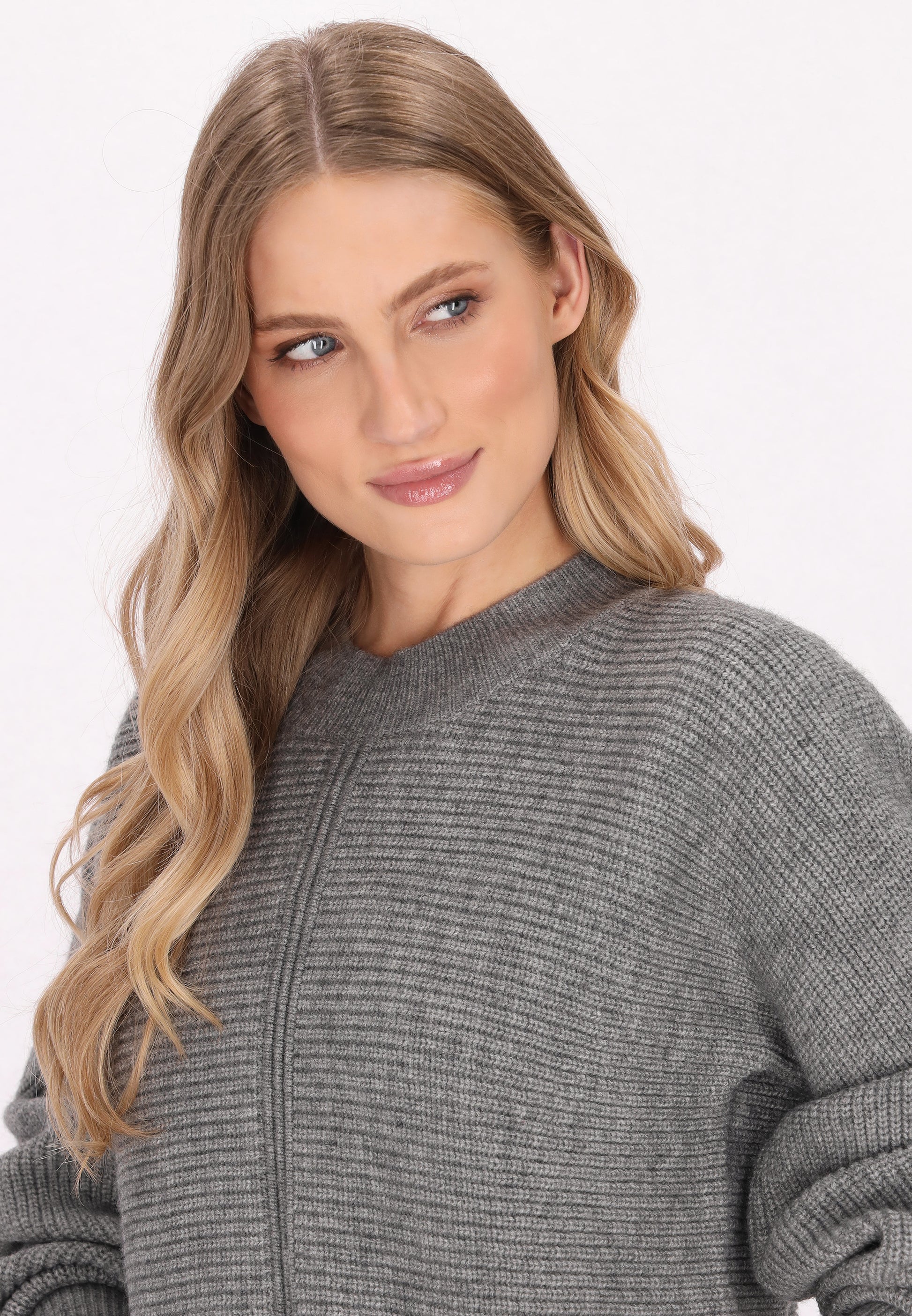 Sweter wkładany przez głowę