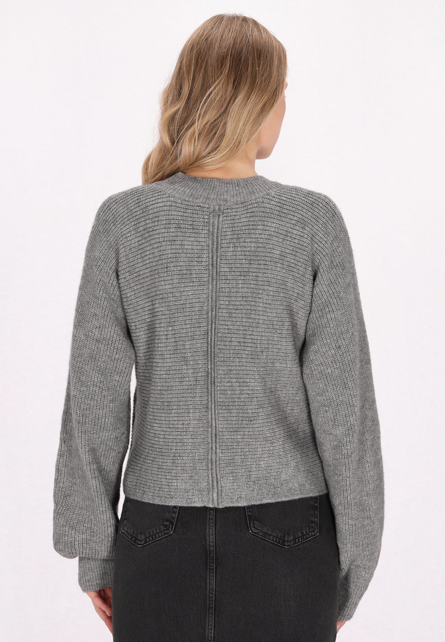 Sweter wkładany przez głowę