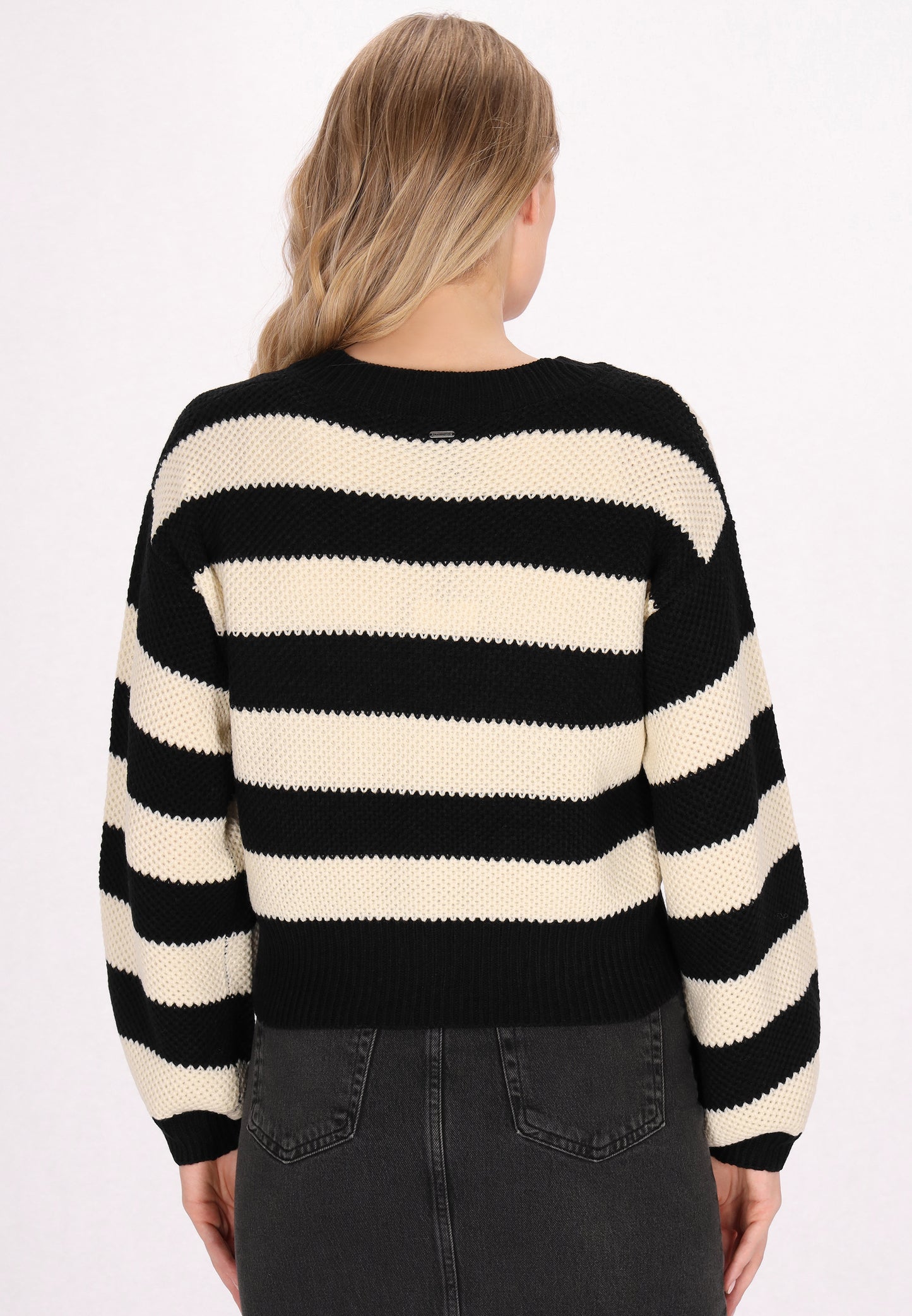 Sweter wkładany przez głowę