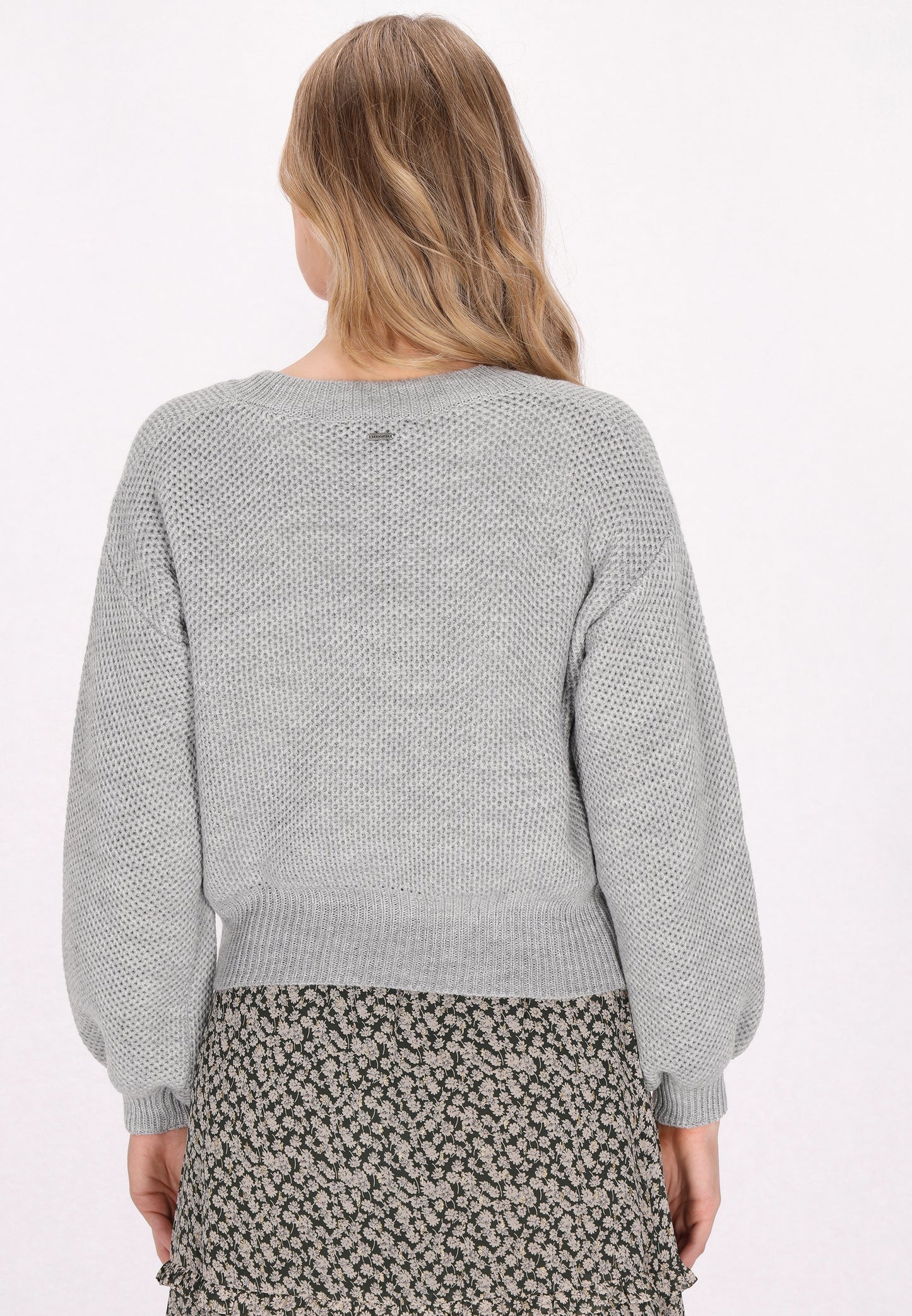 Sweter wkładany przez głowę