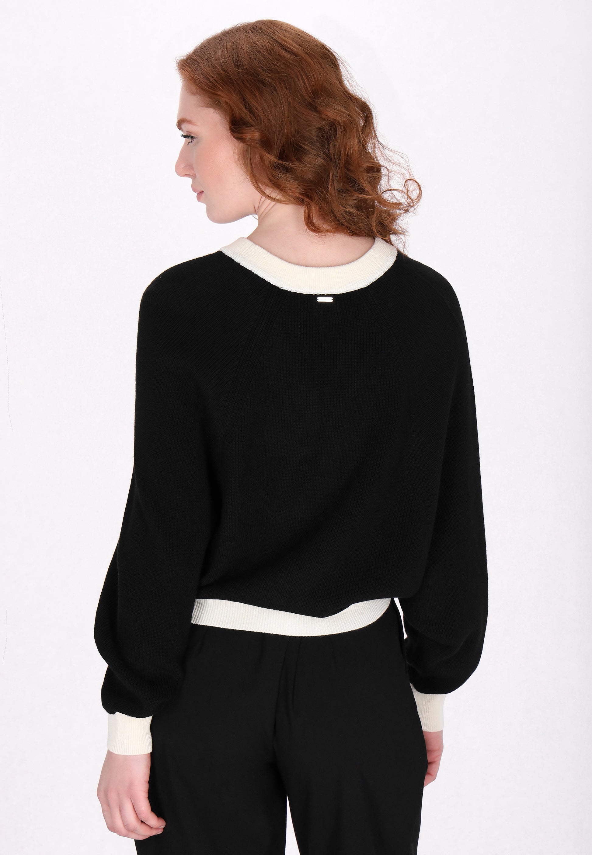 sweter wkładany przez głowę